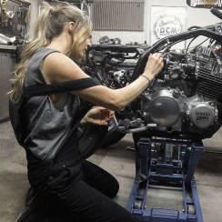 Lý do thế hệ Gen Z đang ưu tiên việc làm chân tay (blue-collar job) hơn việc làm trí óc?